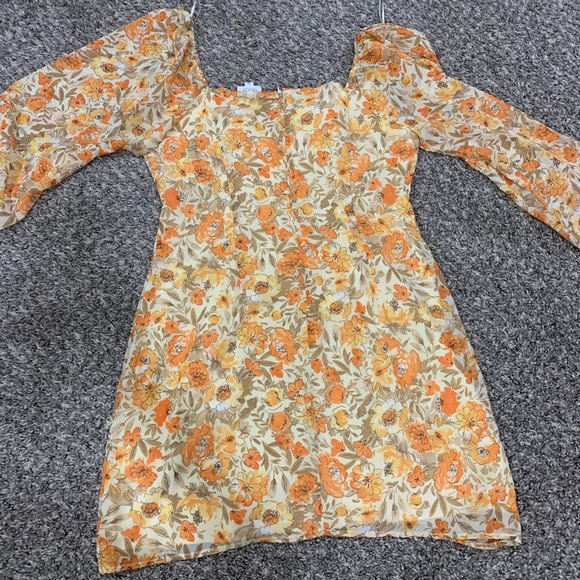 Boutique cutout floral dress - Picture 2 of 3